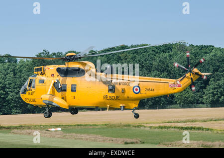 Westland Sea King HAR.3 L'hélicoptère de recherche et sauvetage de la RAF décoller de Plymouth à Norfolk Banque D'Images