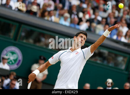 London, Londres, Royaume-Uni. 12 juillet, 2015. Novak Djokovic la Serbie de sert un ballon pendant la finale unique hommes contre Roger Federer de la Suisse à la 2015 de Wimbledon à Wimbledon, Londres, le 12 juillet 2015. Djokovic a gagné 3-1 à revendiquer le titre. Credit : Ye Pingfan/Xinhua/Alamy Live News Banque D'Images