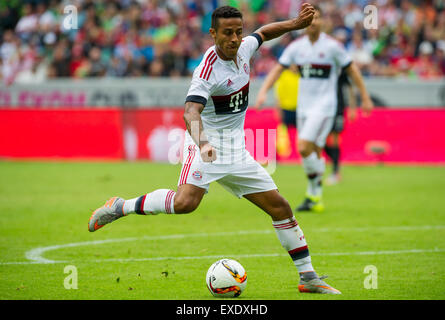 Moenchengladbach, Allemagne. 12 juillet, 2015. Munich, Thiago Alcantara en action au cours de la match de football entre le Bayern Munich et le FC Augsburg Telekom cup à Moenchengladbach, Allemagne, 12 juillet 2015. Photo : GUIDO KIRCHNER/dpa/Alamy Live News Banque D'Images