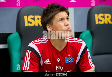 Moenchengladbach, Allemagne. 12 juillet, 2015. Hambourg, Gotoku Sakai est assis sur le banc pendant le match de foot entre Borussia Moenchengladbach et Hamburger SV à la Telekom cup à Moenchengladbach, Allemagne, 12 juillet 2015. Photo : GUIDO KIRCHNER/dpa/Alamy Live News Banque D'Images