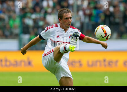 Moenchengladbach, Allemagne. 12 juillet, 2015. Munich, Philipp Lahm en action au cours de la match de football entre le Bayern Munich et le FC Augsburg Telekom cup à Moenchengladbach, Allemagne, 12 juillet 2015. Photo : GUIDO KIRCHNER/dpa/Alamy Live News Banque D'Images