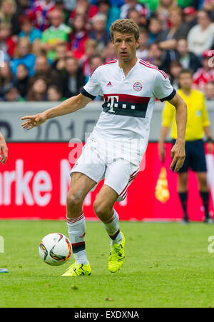 Moenchengladbach, Allemagne. 12 juillet, 2015. Munich's Thomas Mueller en action pendant le match de football entre le Bayern Munich et le FC Augsburg Telekom cup à Moenchengladbach, Allemagne, 12 juillet 2015. Photo : GUIDO KIRCHNER/dpa/Alamy Live News Banque D'Images