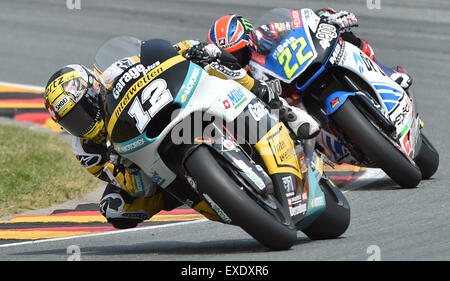 Hohenstein-Ernstthal, Allemagne. 12 juillet, 2015. Swiss Moto2 rider Thomas Luethi de Derendinger Interwetten Racing (L) et la rider Sam Lowes d accélérer Racing en action pendant la Coupe du Monde de Moto Grand Prix d'Allemagne au Sachsenring Hohenstein-Ernstthal, du circuit de course en Allemagne, le 12 juillet. Photo : HENDRIK SCHMIDT/dpa/Alamy Live News Banque D'Images