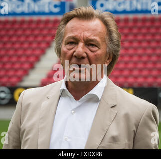 Mainz, Allemagne. 12 juillet, 2015. Président du club de football allemand FSV Mainz 05 Harald Strutz pose lors d'un photocall club allemand de Mayence 05 à Mainz, Allemagne, 12 juillet 2015. Photo : FRANK RUMPENHORST/dpa/Alamy Live News Banque D'Images