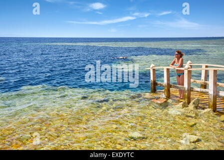 Femme sur la plate-forme, à la Blue Hole, Dahab, Mer Rouge, Egypte Banque D'Images