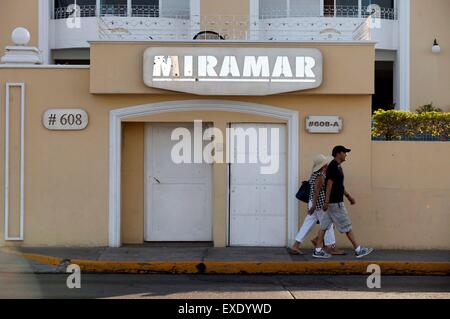 Mazatlan, Mexique. 12 juillet, 2015. Les gens passent devant la copropriété Miramar, le site où les cartels de la drogue du Mexique le pivot de Joaquin Guzman Loera a été arrêté au cours de ses précédentes s'échapper de prison le 22 février 2014, dans la ville de Mazatlán, Sinaloa, Mexique, le 12 juillet 2015. Cartel de la drogue mexicain Joaquin El Chapo 'Pivot' Guzman s'est échappé de prison grâce à un tunnel de plus de 1,5 km de long dans sa cellule, a déclaré dimanche que les autorités. Credit : Jair Cabrera/Xinhua/Alamy Live News Banque D'Images