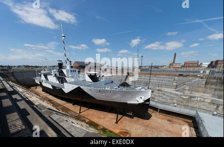 Le HMS M33, un WW1 moniteur de la Royal Navy Ship qui était engagé à Gallipoli, maintenant en cale sèche au chantier naval historique de Portsmouth Banque D'Images