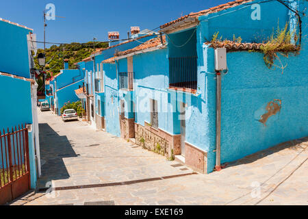 Pueblo Júzcar en bleu schtroumpf, Serrania de Ronda, province de Malaga, Andalousie, Espagne, Europe. Banque D'Images