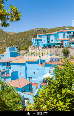 Pueblo Júzcar en bleu schtroumpf, Serrania de Ronda, province de Malaga, Andalousie, Espagne, Europe. Banque D'Images