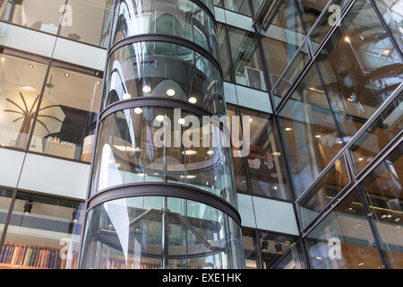 Ascenseur en verre avec des inconnus dans un centre commercial 'Europassage' à Hambourg, Allemagne Banque D'Images