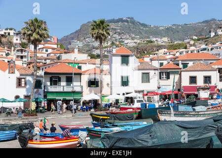 Port avec les touristes, les pêcheurs et les navires de pêche à la plage de Camara de Lobos à l'île de Madère, Portugal Banque D'Images