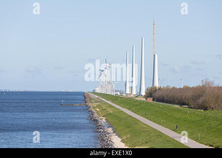 Construction d'un nouveau parc éolien le long de la côte néerlandaise, avec l'ancien plus petites éoliennes existant encore en production Banque D'Images