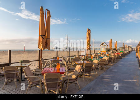 Terrasses le long de la plage avec vue sur la célèbre jetée de Scheveningen Banque D'Images