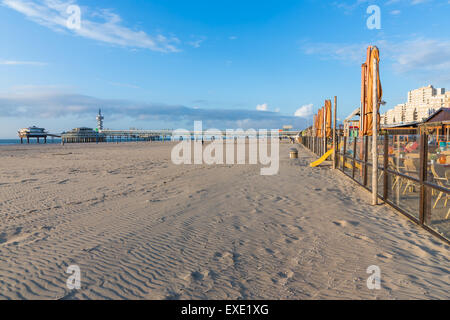 Terrasses le long de la plage avec vue sur la célèbre jetée de Scheveningen Banque D'Images