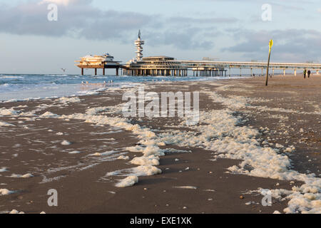 Vue de la plage de la célèbre jetée de Scheveningen, Pays-Bas Banque D'Images