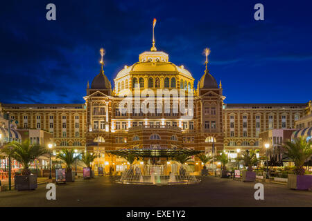 Vue de la nuit de l'hôtel Kurhaus célèbre dans la soirée près de la côte de Scheveningen, Pays-Bas Banque D'Images