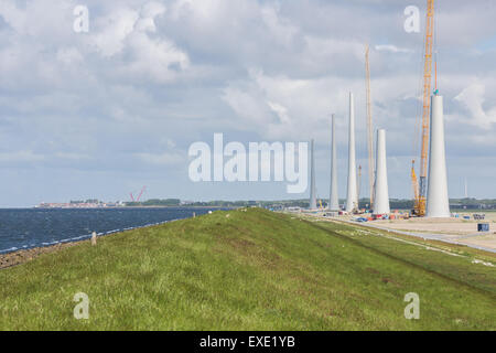Site de construction néerlandaise construire de nouvelles éoliennes près de Urk Banque D'Images