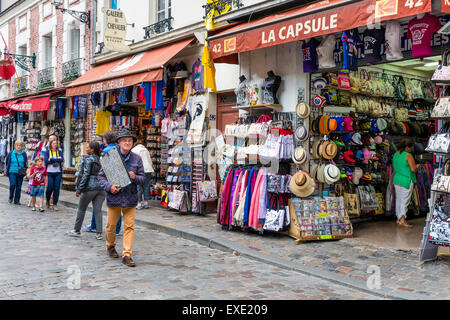 Les touristes et les artistes de rue autour de l'une boutique de Montmartre, près de la célèbre Basilique du Sacré-Cœur Banque D'Images