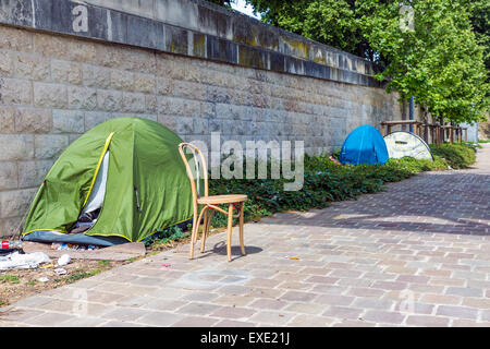 Tentes de sans-abri à la Riverside Seine in Paris, France Banque D'Images