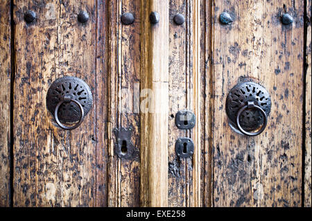 Deux poignées de portes antiques sur les portes en bois Banque D'Images