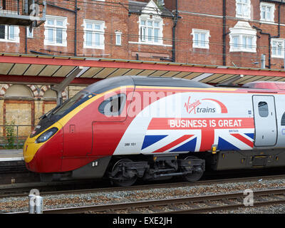 Virgin train à la gare de Crewe nous disant entreprise est grande, la Grande-Bretagne. Banque D'Images