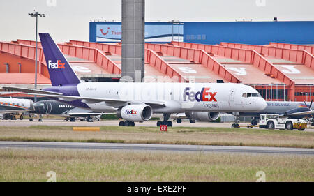 FedEx Boeing 757 N917FD le roulage à l'aéroport de London-Luton LTN Banque D'Images