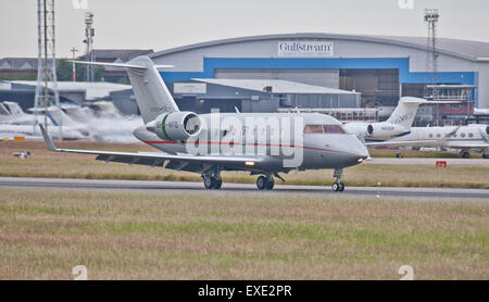 Vistajet Bombardier Challenger 605 9H-VFD arrivant à l'aéroport de London-Luton LTN Banque D'Images