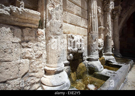 Capturés à un angle aigu, La Fontaine Rimondi est une attraction populaire dans la vieille ville de Rethymnon, elle date de vers 1626. Banque D'Images