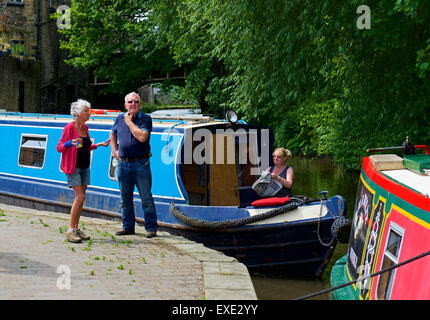 Narrowboats sur le canal de Rochdale à Sowerby Bridge, West Yorkshire, England UK Banque D'Images