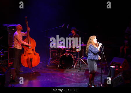 Gdynia, Pologne, 12 juillet 2015 le chanteur et compositeur irlandais né Christine Tobin il se produit sur la scène au cours de Ladies' Jazz Festival à Gdynia Crédit : Michal Fludra/Alamy Live News Banque D'Images