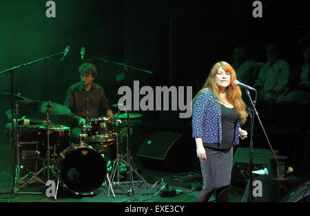 Gdynia, Pologne, 12 juillet 2015 le chanteur et compositeur irlandais né Christine Tobin il se produit sur la scène au cours de Ladies' Jazz Festival à Gdynia Crédit : Michal Fludra/Alamy Live News Banque D'Images