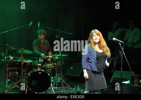 Gdynia, Pologne, 12 juillet 2015 le chanteur et compositeur irlandais né Christine Tobin il se produit sur la scène au cours de Ladies' Jazz Festival à Gdynia Crédit : Michal Fludra/Alamy Live News Banque D'Images