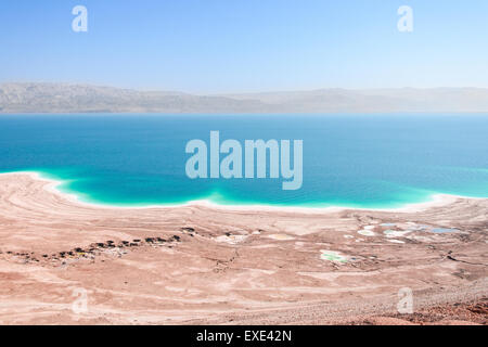 Vue aérienne de la côte de la Mer Morte dans paysage de désert avec boue curative thérapeutique et des sels minéraux Banque D'Images