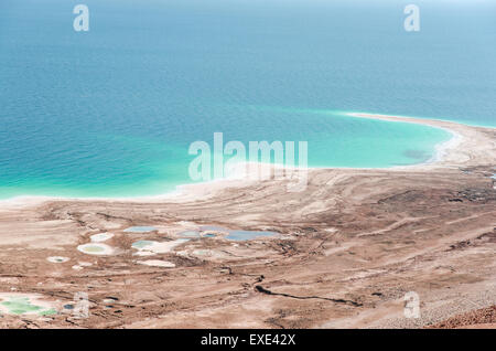 L'environnement naturel sur les rives de la mer Morte en cas de catastrophe. Niveau d'eau diminue et la surface diminue rapidement en raison de l'activité humaine. Banque D'Images