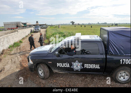 Almoloya de Juarez, au Mexique. 12 juillet, 2015. Les membres de la Police fédérale montent la garde près de la maison où est situé à la fin du tunnel dans lequel les cartels de la drogue du Mexique Joaquin El Chapo 'Pivot' Guzman s'est échappé de prison, à Almoloya de Juarez township, dans l'État de Mexico, Mexique, le 12 juillet 2015. Cartel de la drogue mexicain Joaquin El Chapo 'Pivot' Guzman s'est échappé de prison grâce à un tunnel de 1,5 km dans sa cellule, a déclaré dimanche que les autorités. Crédit : Mario Vazquez/CR/Xinhua/Alamy Live News Banque D'Images