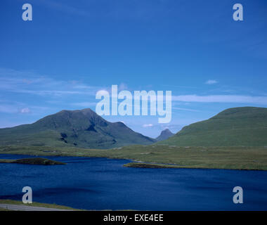 Stac Pollaidh Beag cul en arrière-plan Une Loagh sur flanc de cul Mor Lochan un ais de premier plan Knockan Crag Assynt Ecosse Banque D'Images