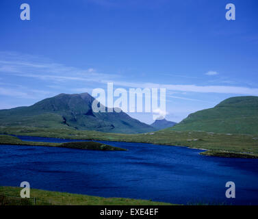 Stac Pollaidh Beag cul en arrière-plan Une Loagh sur flanc de cul Mor Lochan un ais de premier plan Knockan Crag Assynt Ecosse Banque D'Images