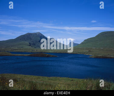 Stac Pollaidh Beag cul en arrière-plan Une Loagh sur flanc de cul Mor Lochan un ais de premier plan Knockan Crag Assynt Ecosse Banque D'Images