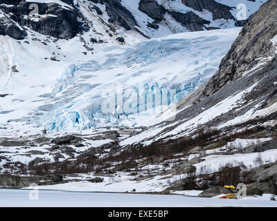 Museau d'Nigardsbre glacier couvert de neige, à la fin du printemps, vu sur lac gelé, Sogn og Fjordane, Norvège, Scandinavie, Europe Banque D'Images