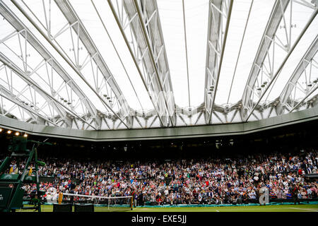 Wimbledon, Royaume-Uni. 12 juillet, 2015. Les Championnats de tennis de Wimbledon. Là haut des célibataires finale entre Novak Djokovic (SRB) et Roger Federer (SUI). Toit fermé sur le court central pour le trophée Action Crédit : présentations Plus Sport/Alamy Live News Banque D'Images