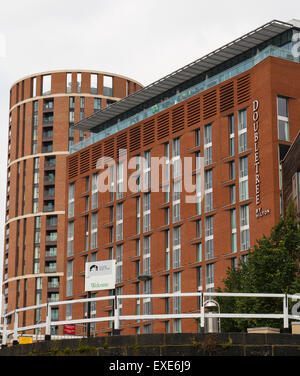 Doubletree Hotel et Chambre Bougie circulaire immeuble vue depuis le front de mer à Leeds Banque D'Images