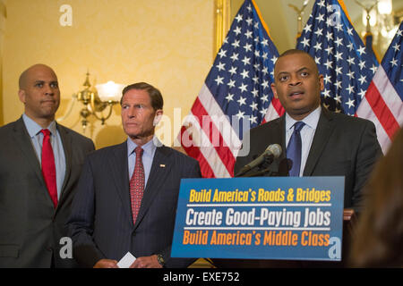 Washington DC, USA. 09 juillet 2015. Le secrétaire des Transports Anthony Foxx rejoint par sénateurs démocrates appelle à une augmentation du financement pour le Highway Trust Fund au cours d'une conférence de presse le 9 juillet 2015 à Washington, DC. La fiducie verse des milliards de dollars pour réparer les routes, les ponts et les infrastructures dans tout le pays. Banque D'Images