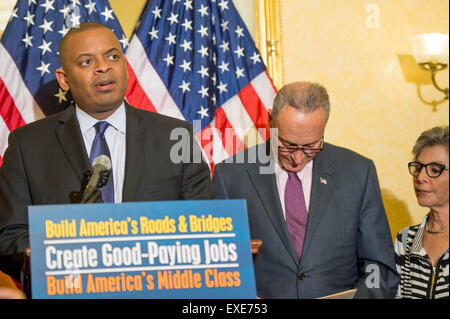 Washington DC, USA. 09 juillet 2015. Le secrétaire des Transports Anthony Foxx rejoint par sénateurs démocrates appelle à une augmentation du financement pour le Highway Trust Fund au cours d'une conférence de presse le 9 juillet 2015 à Washington, DC. La fiducie verse des milliards de dollars pour réparer les routes, les ponts et les infrastructures dans tout le pays. Banque D'Images