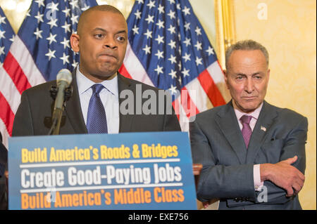 Washington DC, USA. 09 juillet 2015. Le secrétaire des Transports Anthony Foxx rejoint par sénateurs démocrates appelle à une augmentation du financement pour le Highway Trust Fund au cours d'une conférence de presse le 9 juillet 2015 à Washington, DC. La fiducie verse des milliards de dollars pour réparer les routes, les ponts et les infrastructures dans tout le pays. Banque D'Images