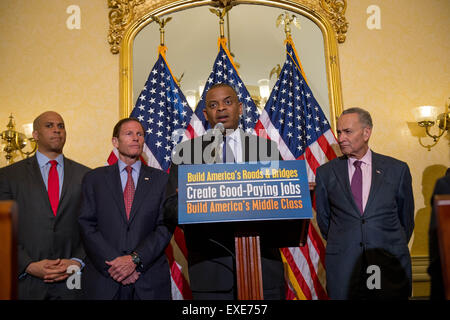 Washington DC, USA. 09 juillet 2015. Le secrétaire des Transports Anthony Foxx rejoint par sénateurs démocrates appelle à une augmentation du financement pour le Highway Trust Fund au cours d'une conférence de presse le 9 juillet 2015 à Washington, DC. La fiducie verse des milliards de dollars pour réparer les routes, les ponts et les infrastructures dans tout le pays. Banque D'Images