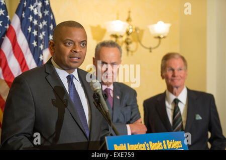 Washington DC, USA. 09 juillet 2015. Le secrétaire des Transports Anthony Foxx rejoint par sénateurs démocrates appelle à une augmentation du financement pour le Highway Trust Fund au cours d'une conférence de presse le 9 juillet 2015 à Washington, DC. La fiducie verse des milliards de dollars pour réparer les routes, les ponts et les infrastructures dans tout le pays. Banque D'Images