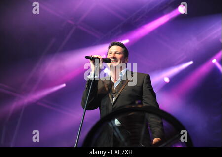 Tony Hadley de Spandau Ballet, le chant au Festival 2015 Henley Banque D'Images