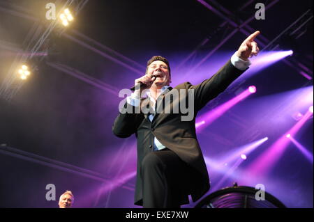 Tony Hadley de Spandau Ballet, le chant au Festival 2015 Henley Banque D'Images