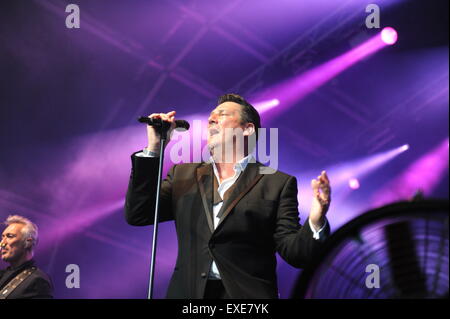 Tony Hadley de Spandau Ballet, le chant au Festival 2015 Henley Banque D'Images