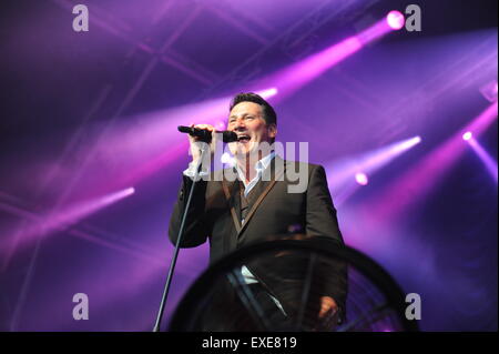 Tony Hadley de Spandau Ballet, le chant au Festival 2015 Henley Banque D'Images